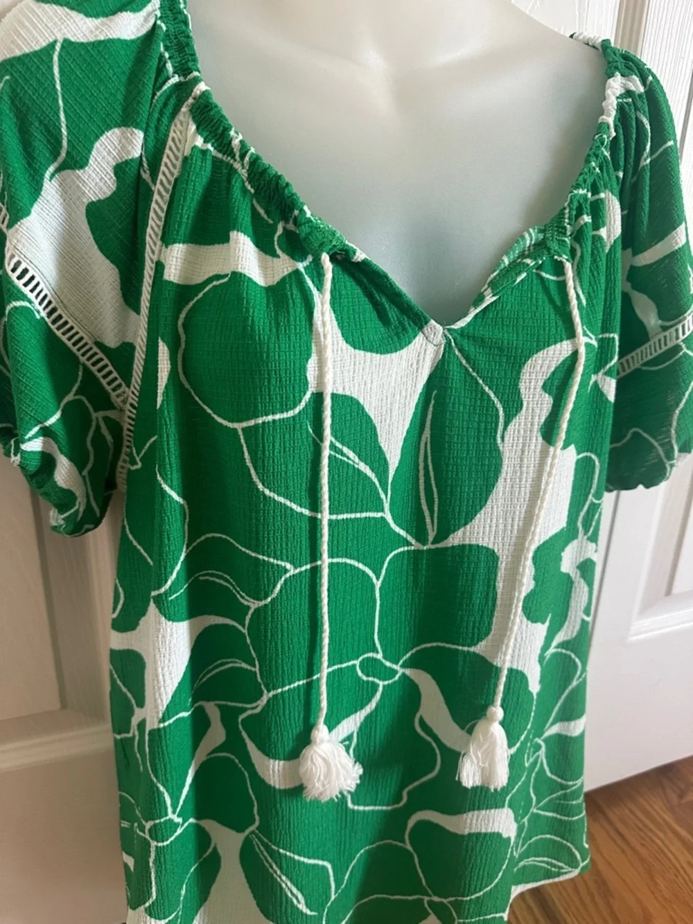 Joie De Vivre Green Floral Peasant Top with Tassel Tie Small S NWT - Picture 4 of 5